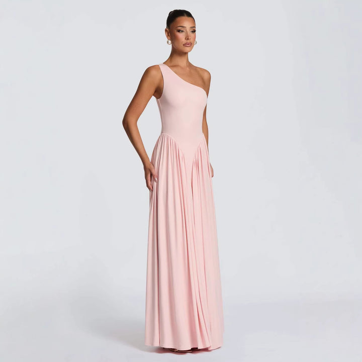 Kvindelige elegante asymmetrisk maxi kjoler med flydende nederdel og fine draperingsdetaljer Skovae