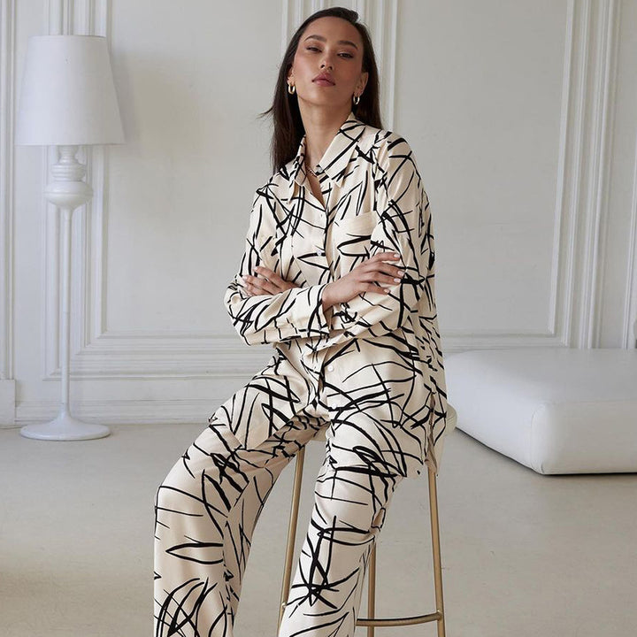 Dame Satin Pyjamasæt med moderne grafiktryk og elegant snit Stilla