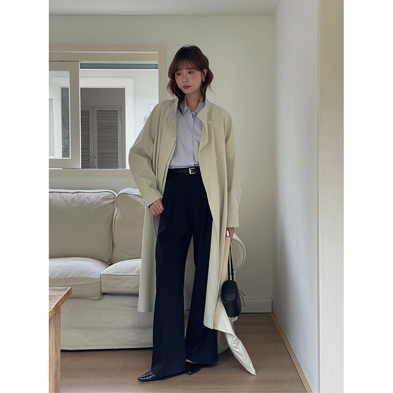 Dame modische trenchcoat med minimalistisk design og praktiske lommer Stilla
