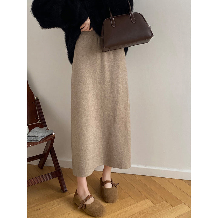 Dame Maxiskirt i blødt flydende materiale med asymmetrisk kant og elegant snit Stilla