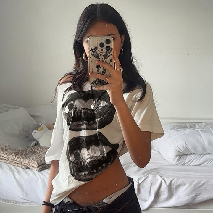 Dame afslappet T-shirt med glitrende korsdesign og generøs udskæring Skovae