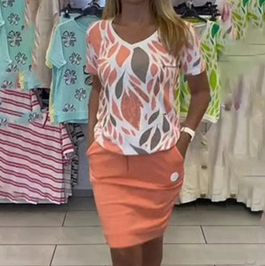 Damer i afslappet jersey sæt med trykt V-hals t-shirt og knælang blyantskirt med lommer Skovae