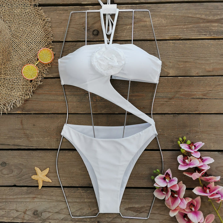 Dame bikini sæt med moderigtigt asymmetrisk snit og dekorativt flæseelement Stilla