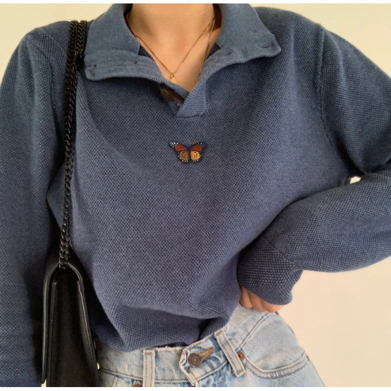Kvinders sweater i afslappet vaffeldesign med broderet sommerfugl Stilla