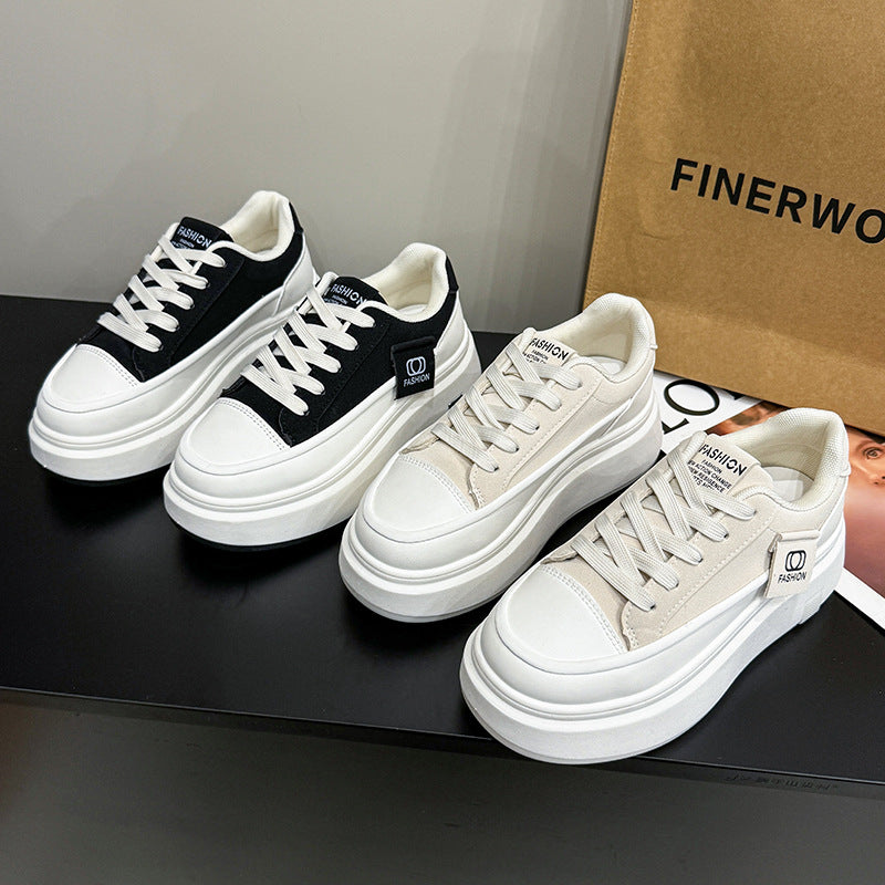 Dame Sporty Plateau-Sneakers med trendy logo-detalje og slidstærkt overdelsmateriale Stilla