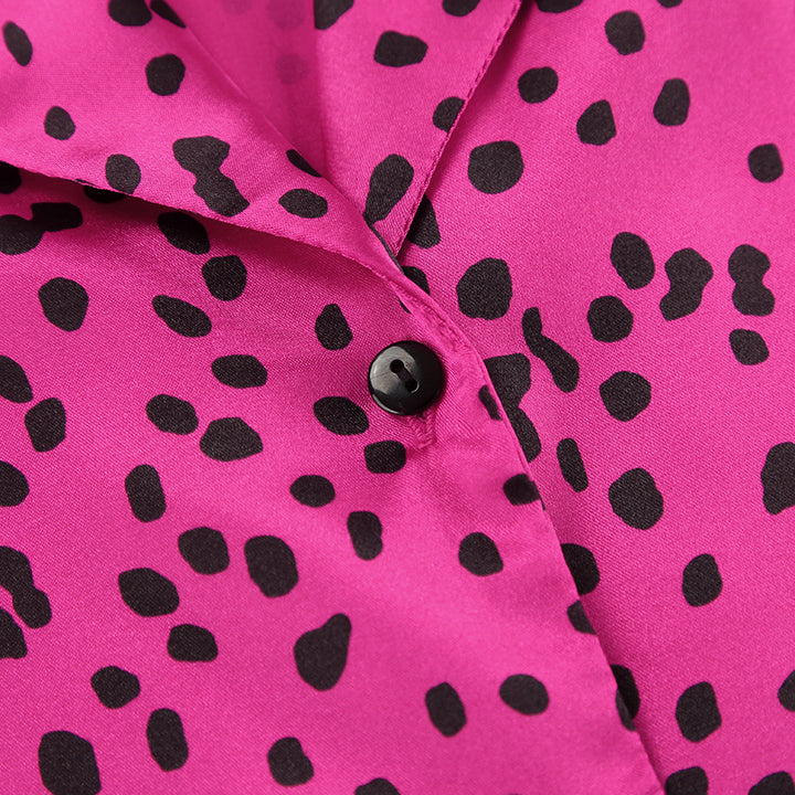 Dame sæt bestående af løs bluse og shorts med elegant prikkemønster Stilla