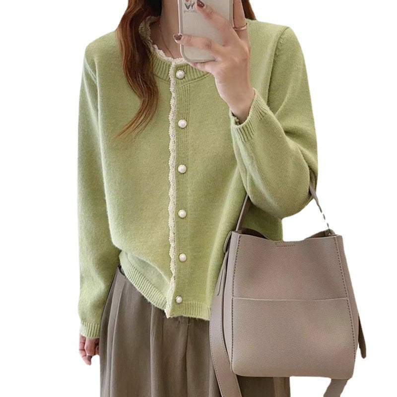 Dames finstrikket cardigan med dekorativ knaplukning og milde ribbede strukturer Stilla