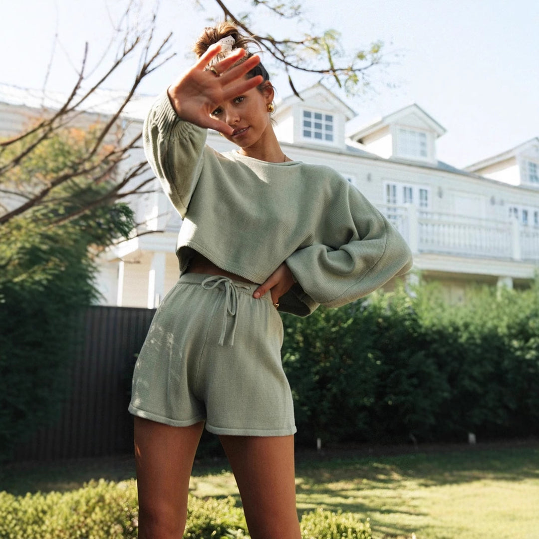 Kvinders afslappede fritidssæt med cropped sweater og shorts Stilla