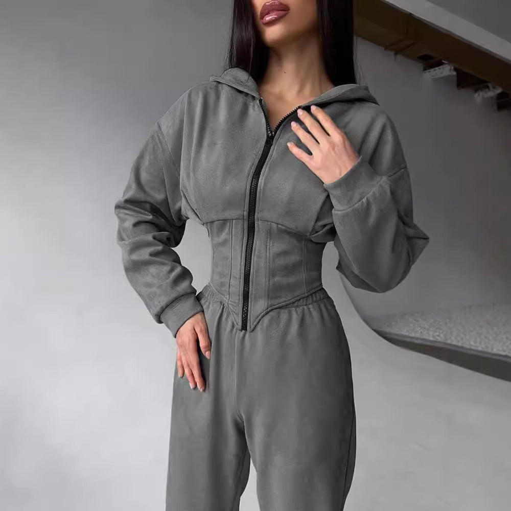 Kvindernes figur-flatterende jumpsuit med skræddersyet design og sporty hætte Skovae
