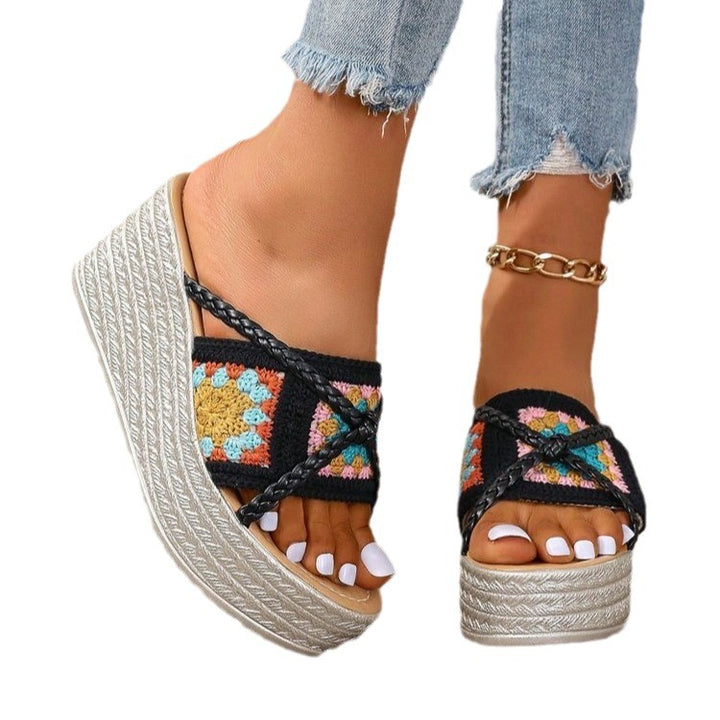 Dame platform-sandaler i moderne etno-design med flettede detaljer Stilla