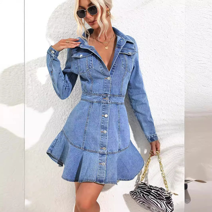 Kvindernes denimkjole i et moderne denimstil med en flagrende kant og skræddersyet silhuet Stilla