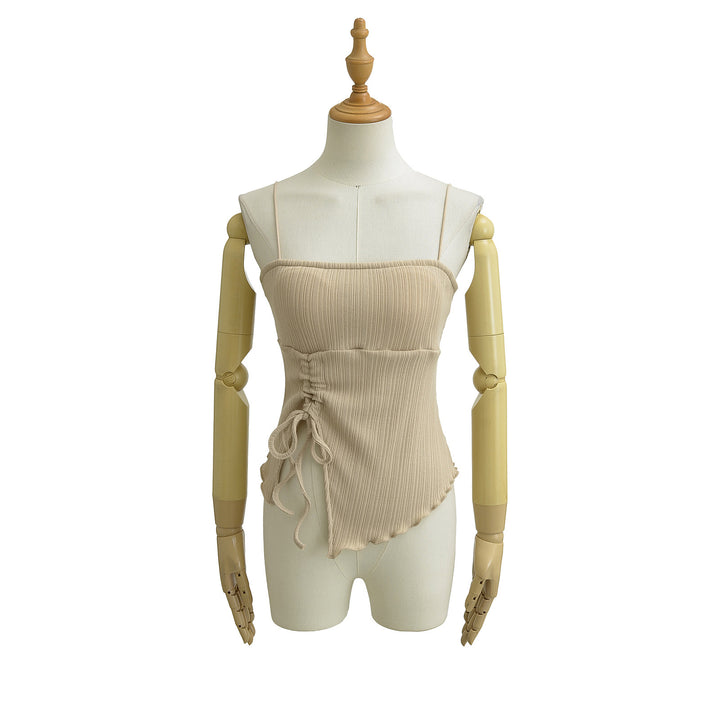 Dame moderner top med asymmetrisk snit og smock-detail Stilla