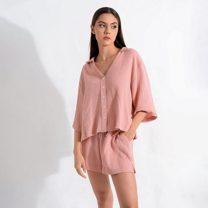 Dame luftig Kortærmet pyjamasæt i let materiale med knaplukning og elastisk talje Stilla