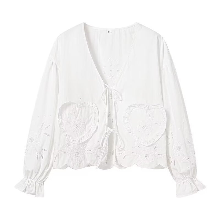 Damebluse med legende flæsedetalje og blomsterbroderidesign Stilla