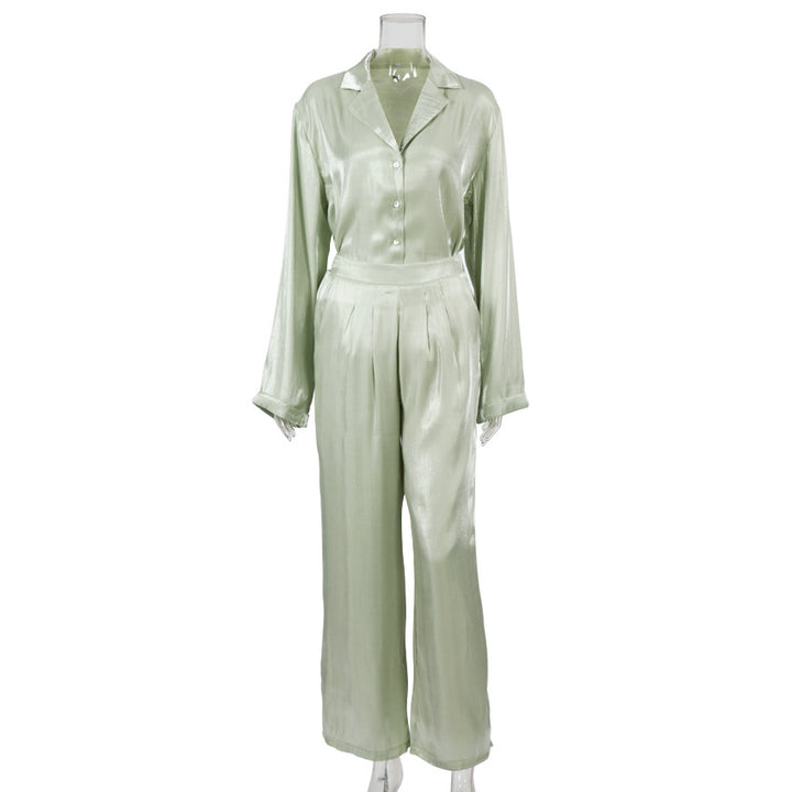 Dame Satin Pyjamasæt med elegant snit og knapdetaljer Stilla