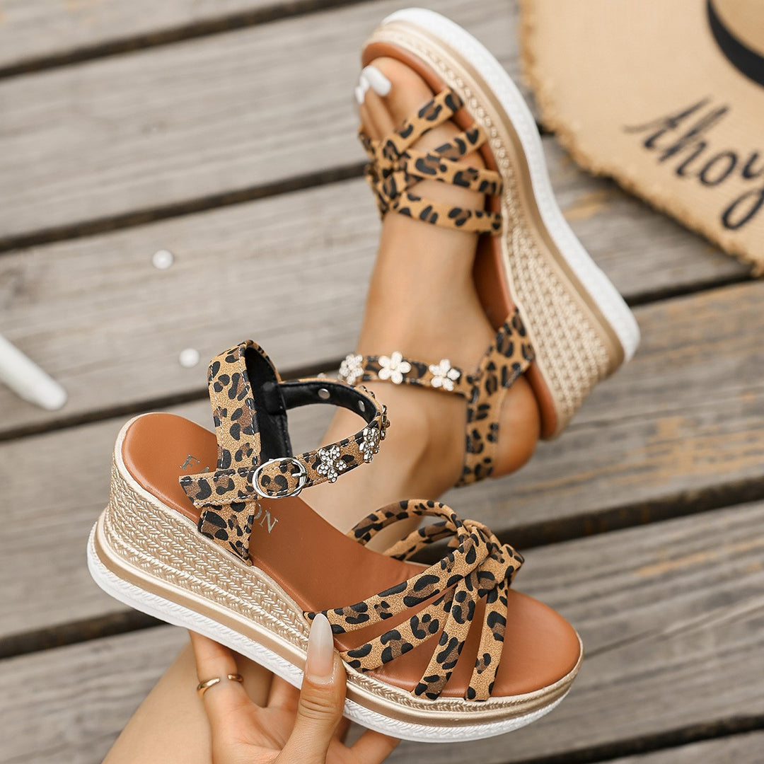 Dame wedge-sandaler med justerbart remdesign og funklende blomsteroverførsler Stilla