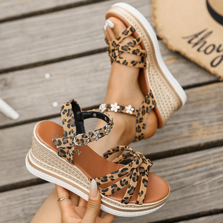 Dame wedge-sandaler med justerbart remdesign og funklende blomsteroverførsler Stilla