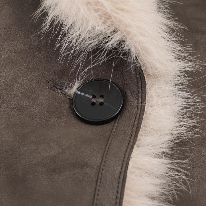 Dame stilfuld faux fur frakke med elegant revers Stilla
