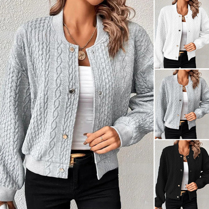Kvinders cardigan med elegant kabelstrik mønster og trykknap lukning Stilla