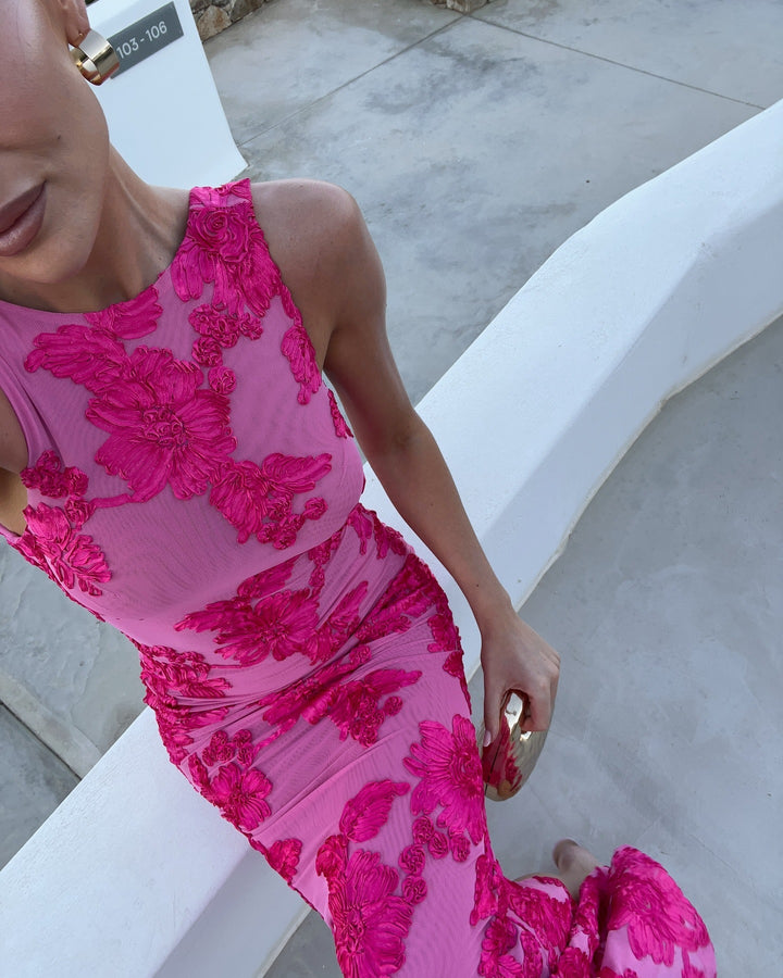 Dame Maxi-kjole med floral 3D-broderedesign og kropsnær silhuet Skovae