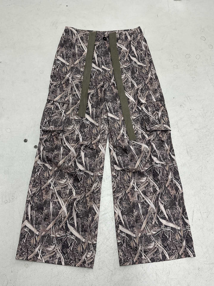 Dame utilitybukser i camouflagedesign med justerbar talje og praktiske sidelommer Skovae