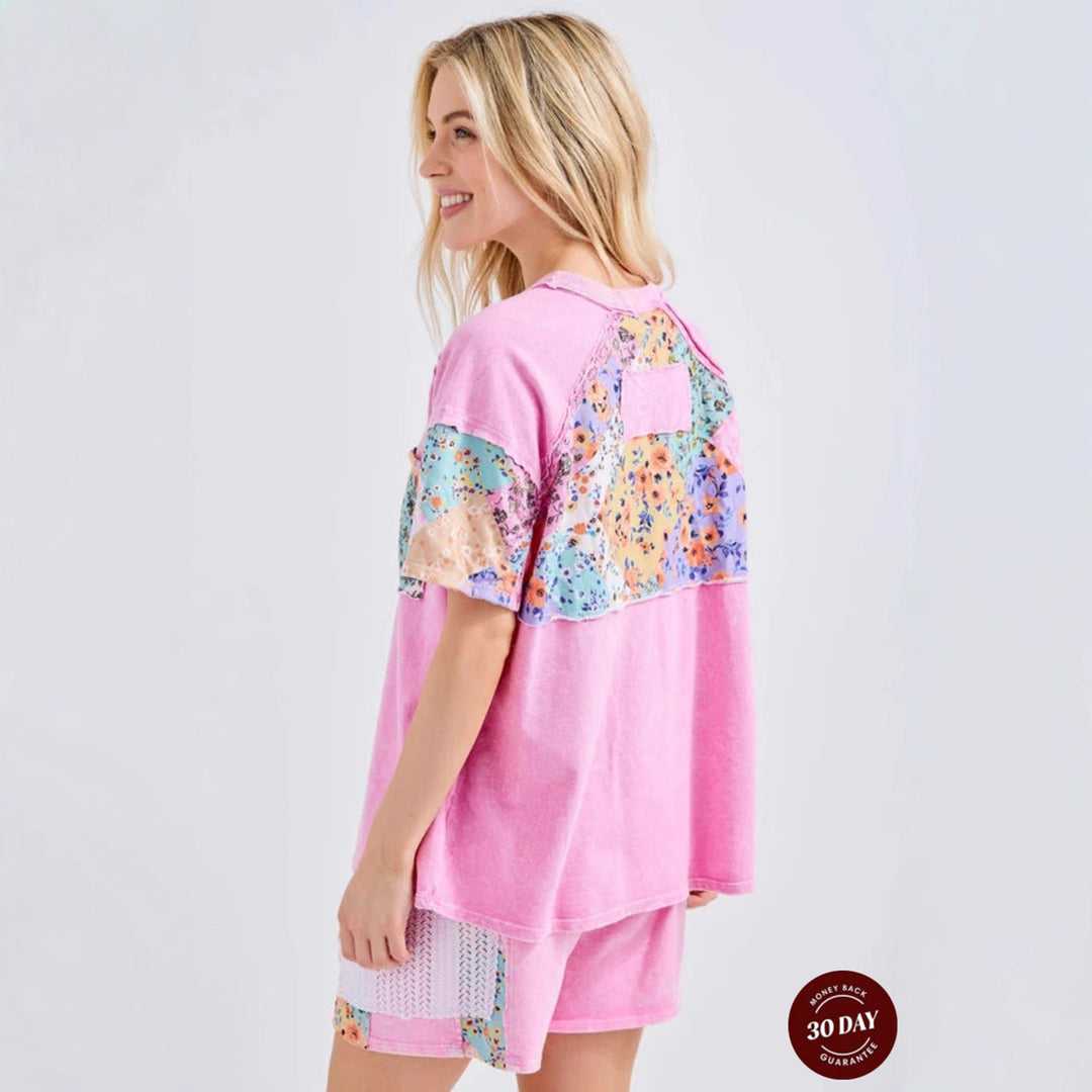 Dame nan afslappet loungewear-sæt med oversized t-shirt, sweatshorts, patchwork-taske og hæklebesætning Skovae