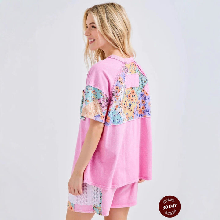 Dame nan afslappet loungewear-sæt med oversized t-shirt, sweatshorts, patchwork-taske og hæklebesætning Skovae