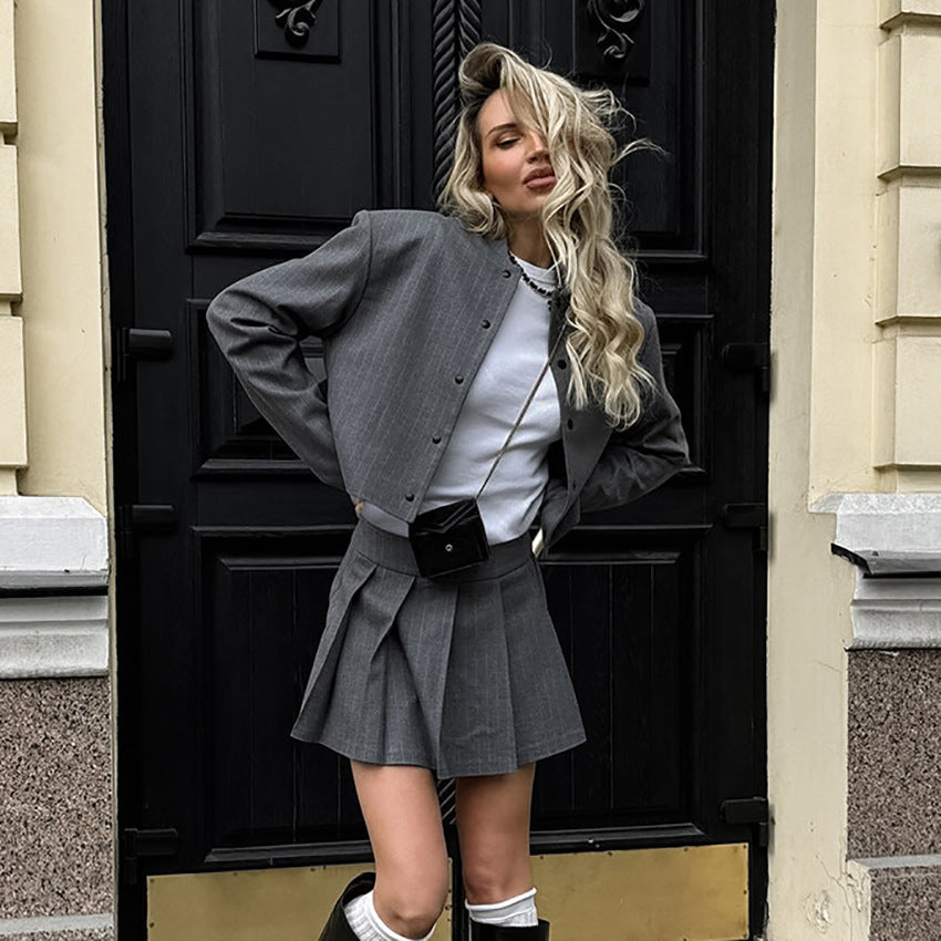 Dame moderigtig blazer- og nederdelssæt med elegant drapering Stilla