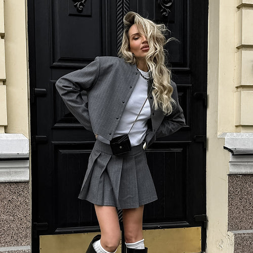 Dame moderigtig blazer- og nederdelssæt med elegant drapering Stilla