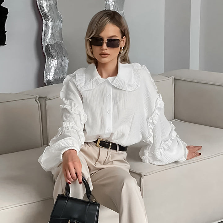 Damebluse med elegante flæsedetaljer og klassisk krave Stilla