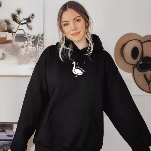 Dame hoodie med kreativ gåsemotiv og blødt fleece indeni Stilla
