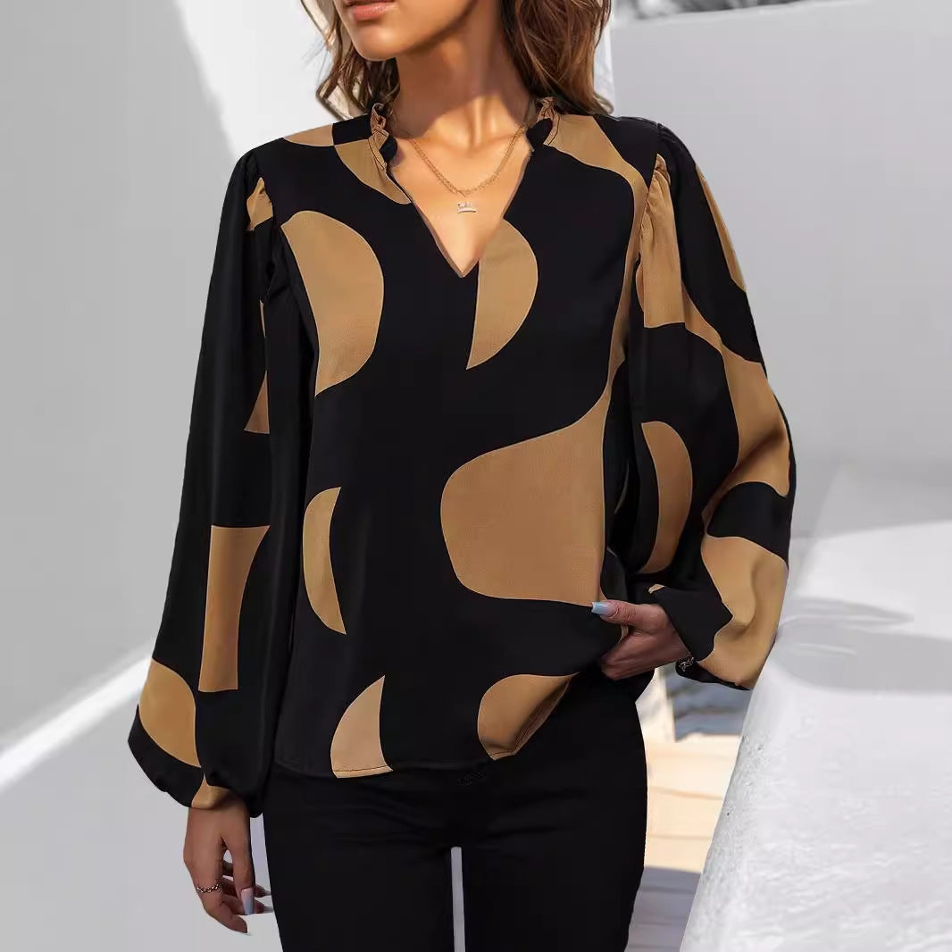 Dame elegant bluse med moderne grafisk mønster og V-hals Stilla