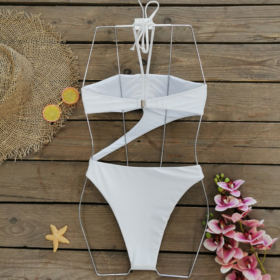 Dame bikini sæt med moderigtigt asymmetrisk snit og dekorativt flæseelement Stilla