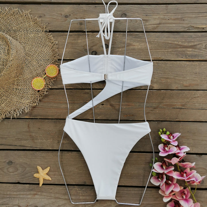 Dame bikini sæt med moderigtigt asymmetrisk snit og dekorativt flæseelement Stilla