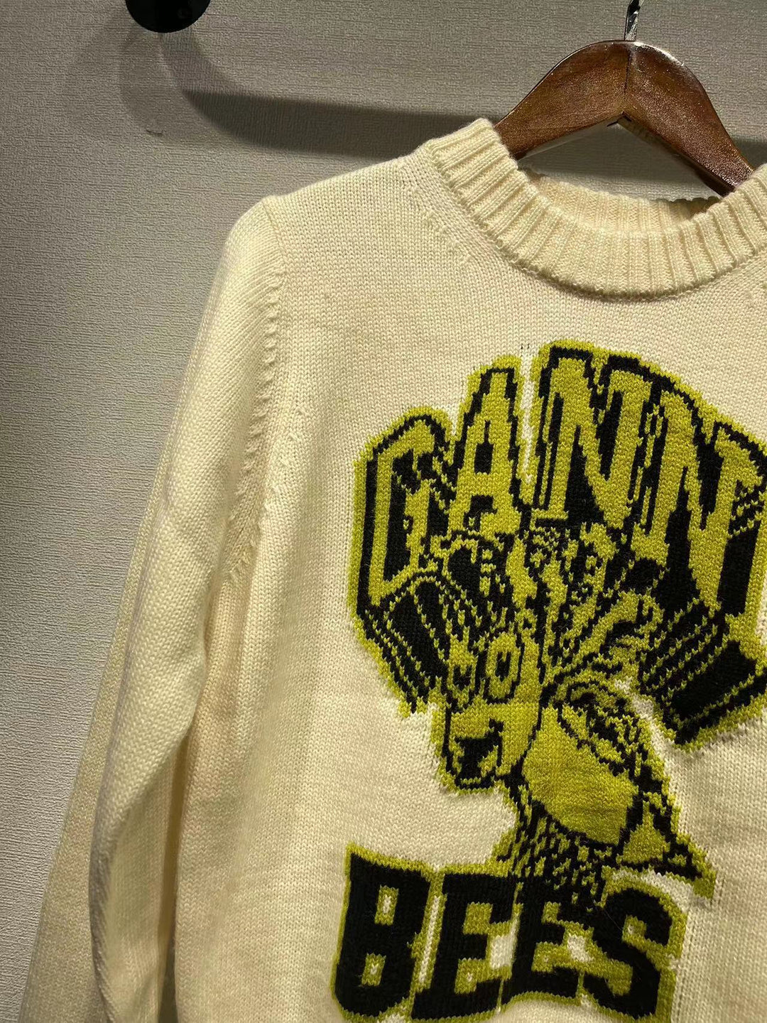 Dame sweater med unikt grafisk strikdesign og kvalitetsmateriale Stilla