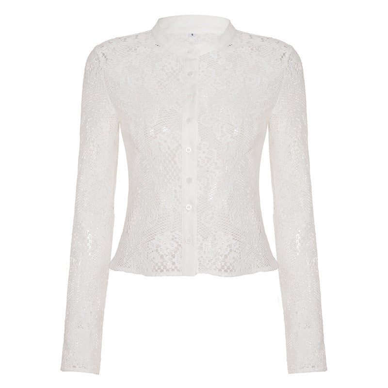 Dame spidsbluse med transparente accenter og elegant knaplukning Skovae