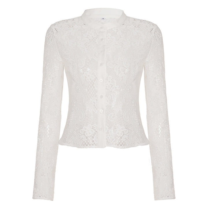 Dame spidsbluse med transparente accenter og elegant knaplukning Skovae