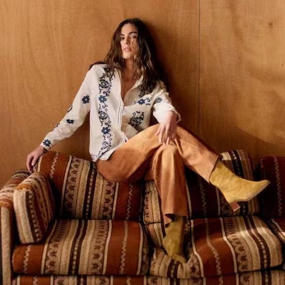 Damebluse med kunstneriske broderier og klassisk krave Stilla