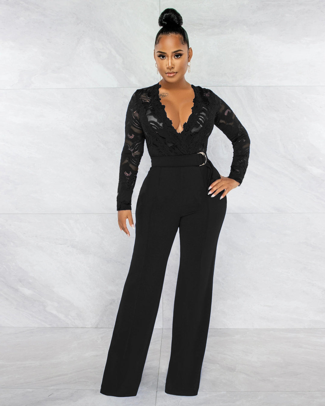 Dame Elegant Jumpsuit med dyb V-udskæring og spidsedetaljer Stilla