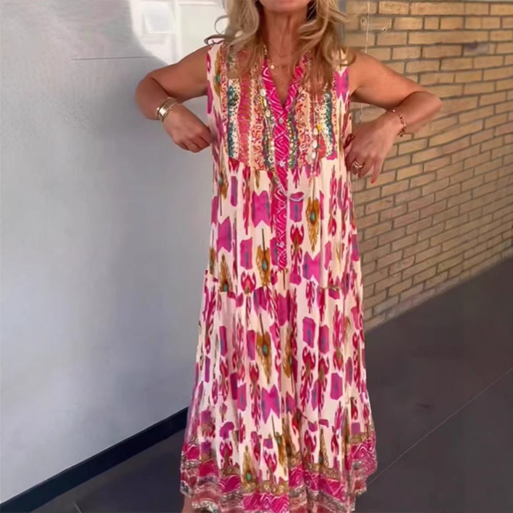 Dame i flydende maxikjole i boho-stil med V-udskæring, stribet nederdel og broderet pas Skovae