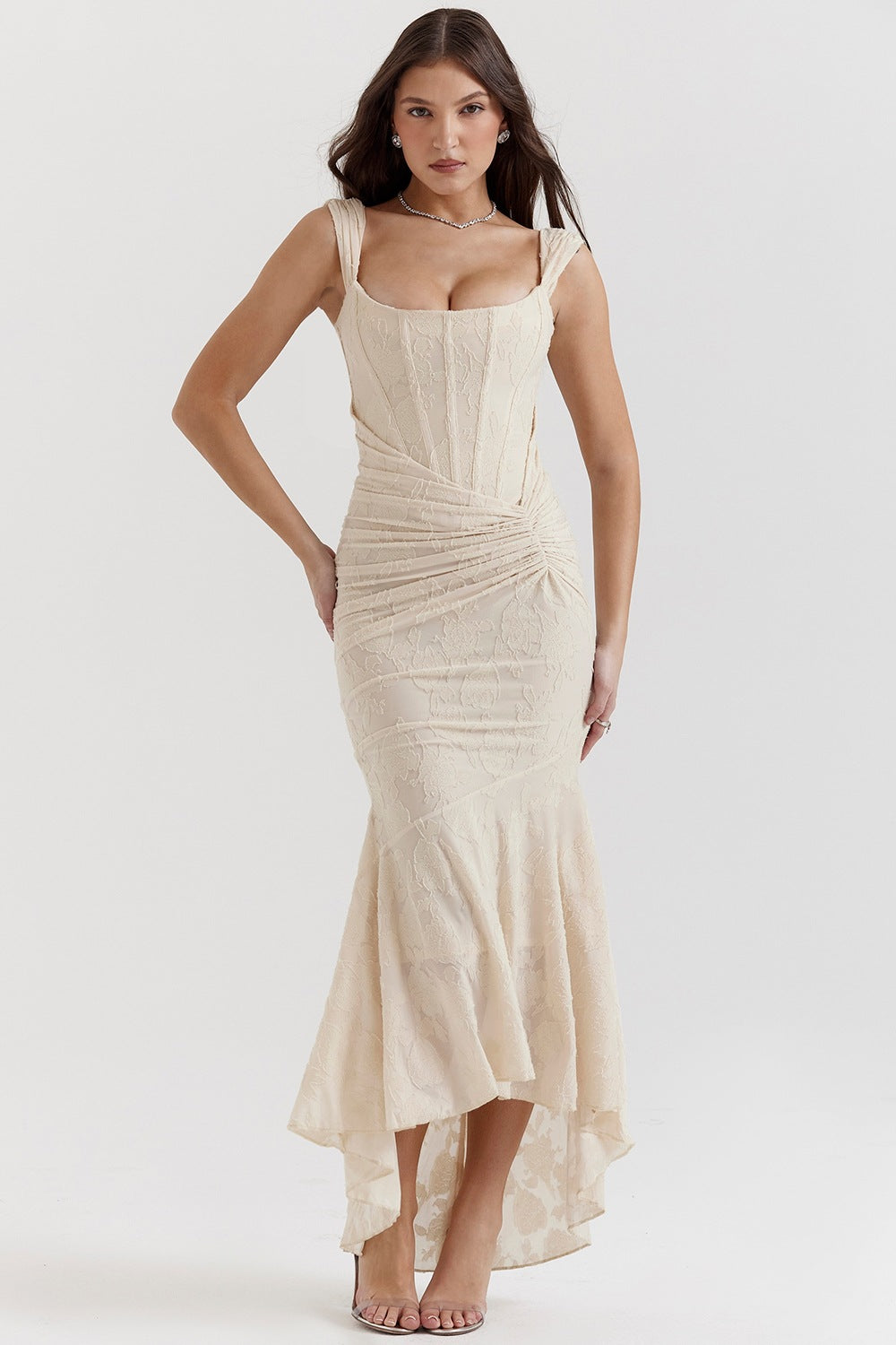 Dame Elegant blondekjole med asymmetrisk kant og rynkede detaljer Stilla