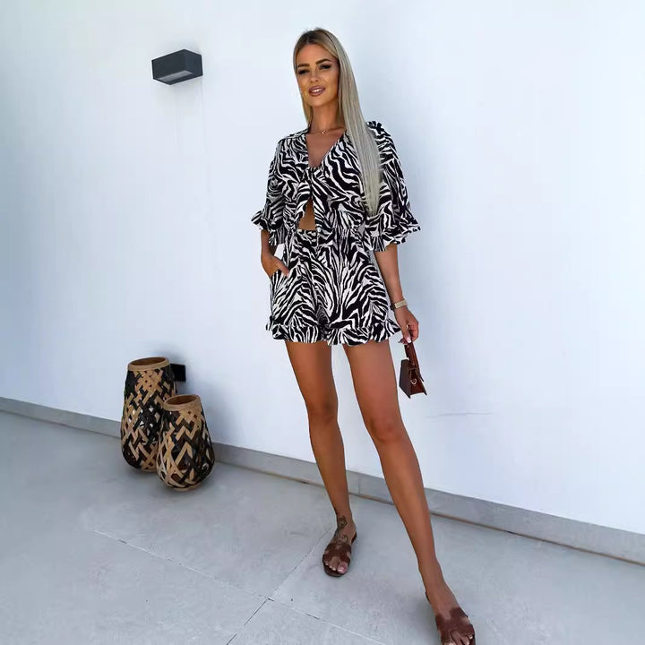 Dame kortærmet jumpsuit med blomsterprint og flæse detaljer Stilla