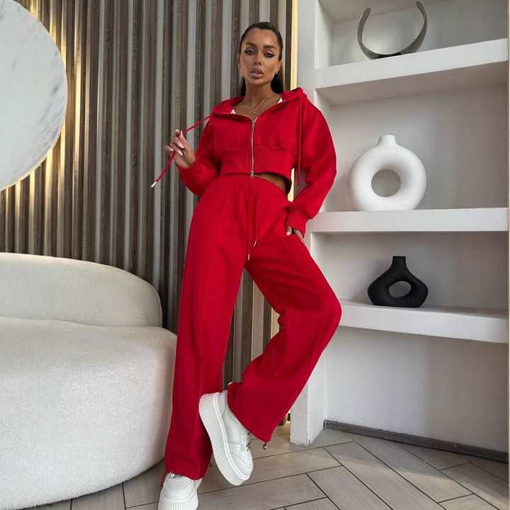 Kvinders sporty loungewear outfit med hættejakke og bred benåbning Skovae