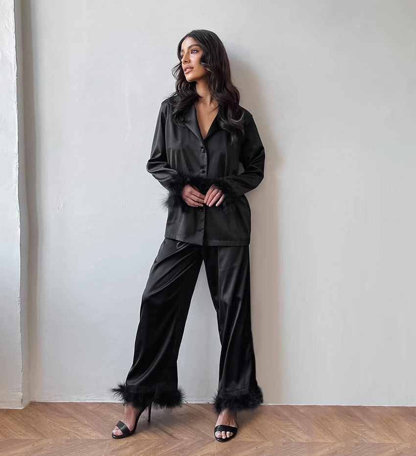 Dame Elegant Satin-Pyjamasæt med luksuriøse kunstpelsdetaljer Stilla