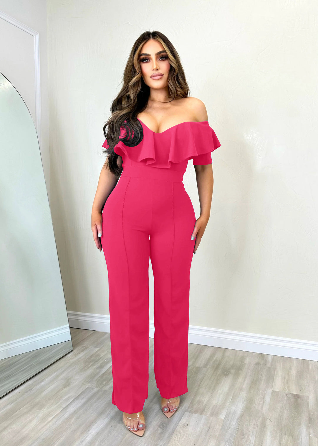 Dame Off-Shoulder Jumpsuit med voluminøst flæsedetalje og figursyngende snit Stilla