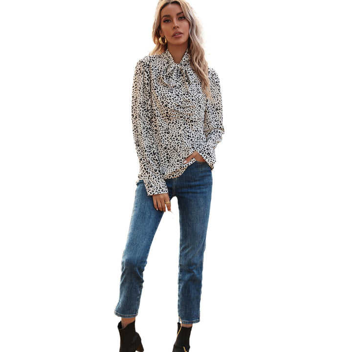 Damer elegant bluse med flæsedetaljer og ædelt leopardmønster Stilla