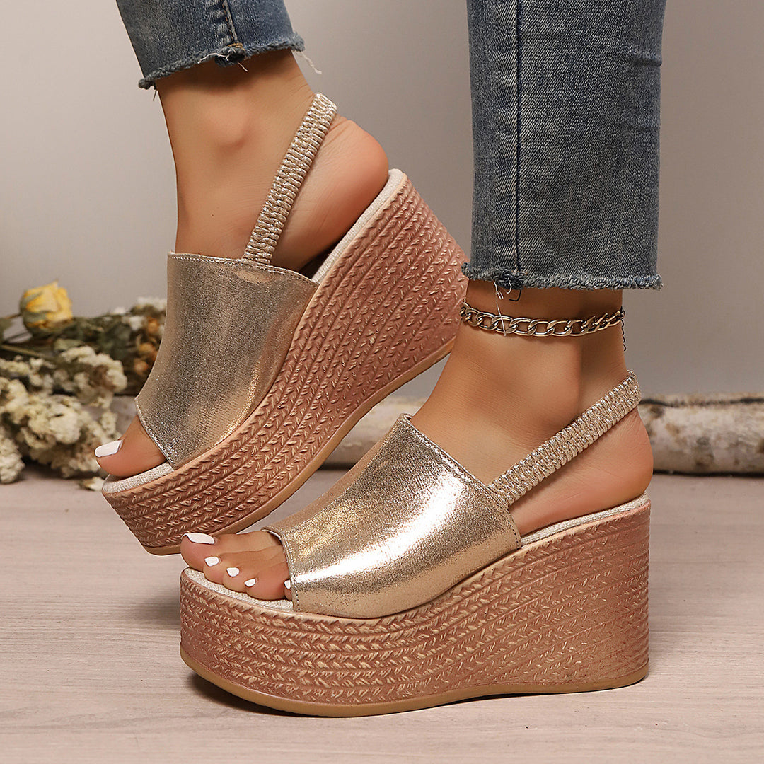 Dame Wedge-sandaler med elegant metallic-overflade og komfortabelt fodseng Stilla