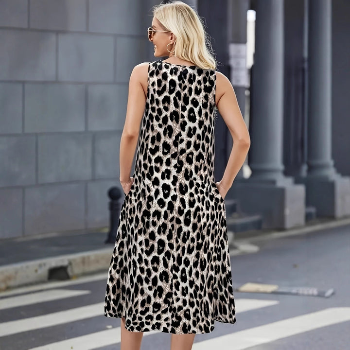 Dame sommerkjole med trendy leopardmønster og praktiske lommer Stilla