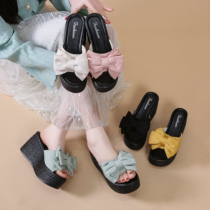 Dame Wedge-sandaletter med moderne bueapplikation Stilla