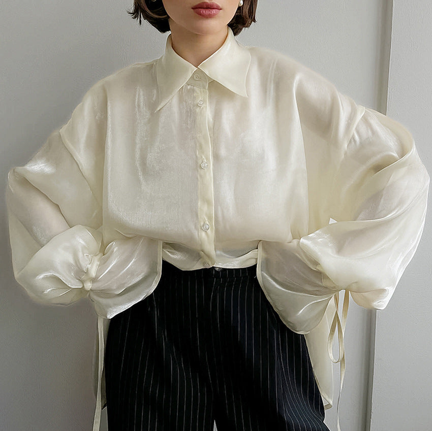 Dame Elegant og luftig bluse med voluminøse ærmer og fin glans Stilla
